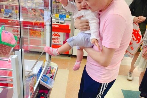 丁俊晖抱着娃娃抓娃娃