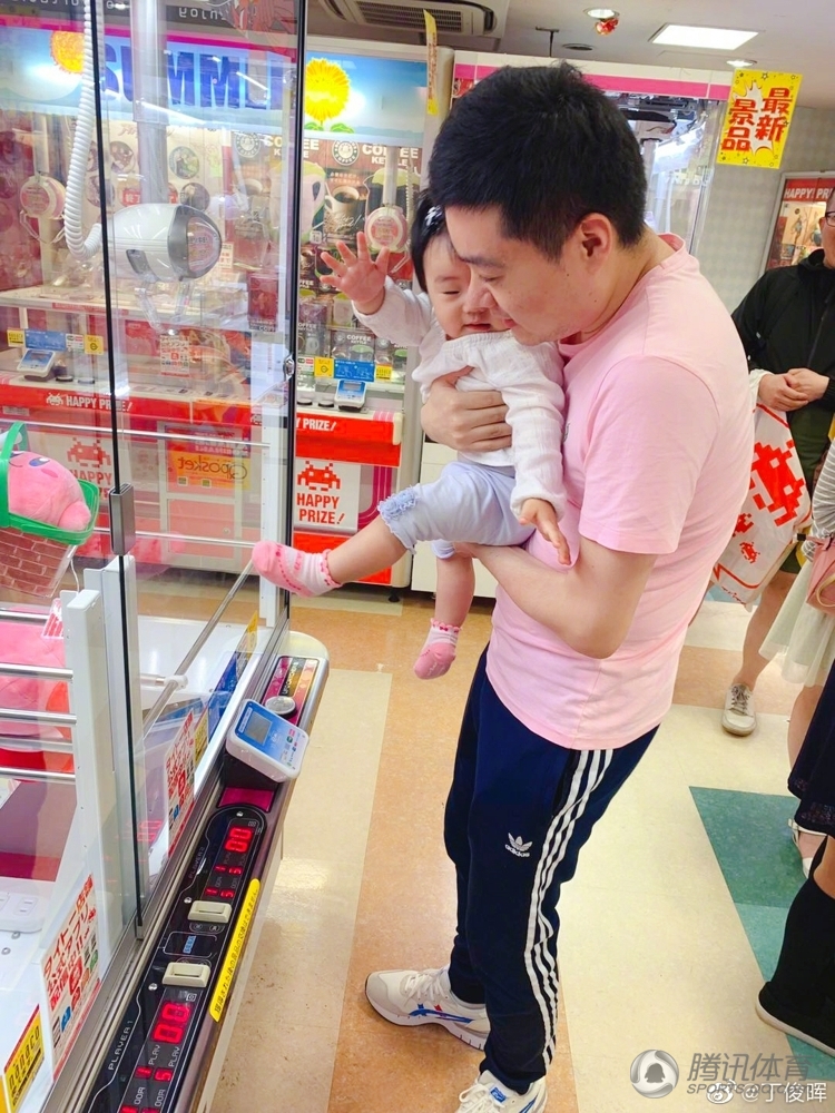 丁俊晖抱着娃娃抓娃娃