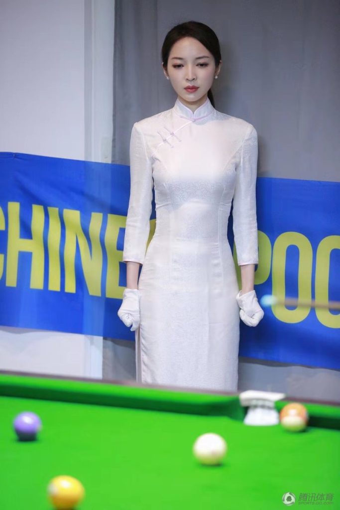 王钟瑶一袭传统旗袍亮相