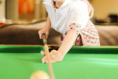 白娘子施展台球技术